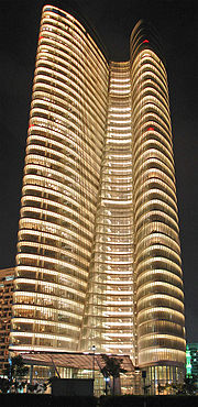 La bella torre ADIA en Abu Dhabi